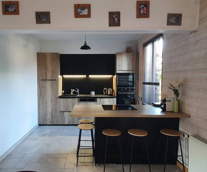 Pose d'une cuisine avec un poste de cuisson sur îlot central dans un petit espace proche de Rouen