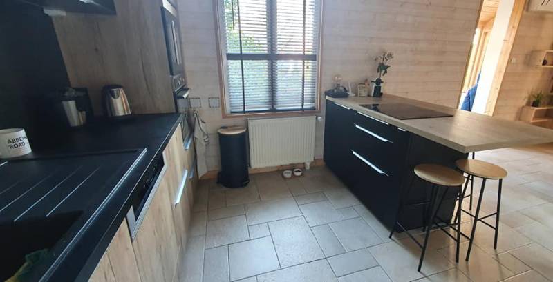 Pose d'une cuisine avec un poste de cuisson sur îlot central dans un petit espace proche de Rouen