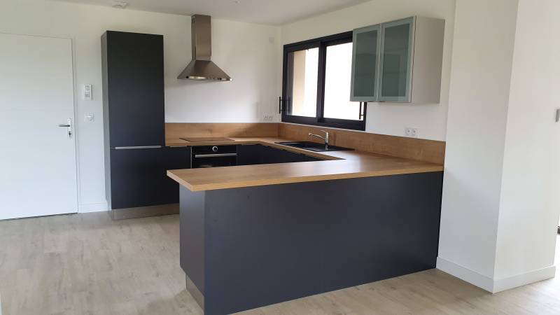 Pose d'une cuisine dans une maison neuve en location proche de Maromme