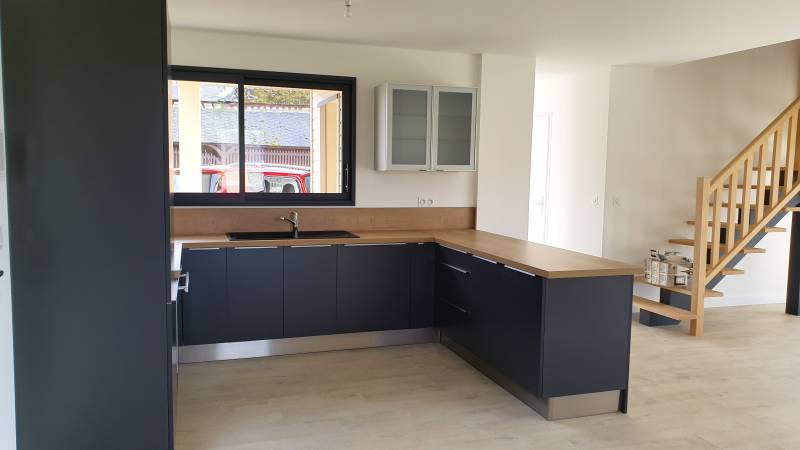 Pose d'une cuisine dans une maison neuve en location proche de Maromme