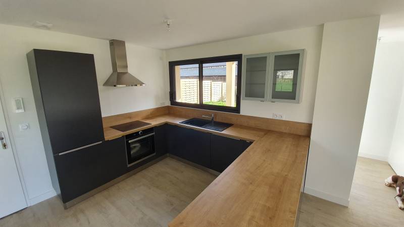 Pose d'une cuisine dans une maison neuve en location proche de Maromme