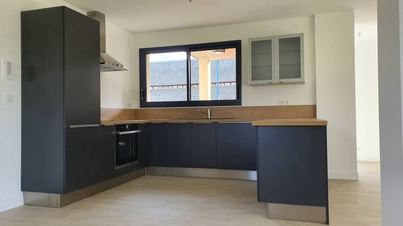 Pose d'une cuisine dans une maison neuve en location proche de Maromme