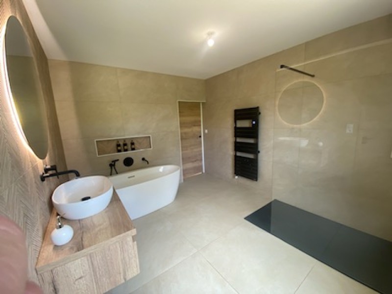 Elégante salle de bain avec baignoire îlot proche Yvetot
