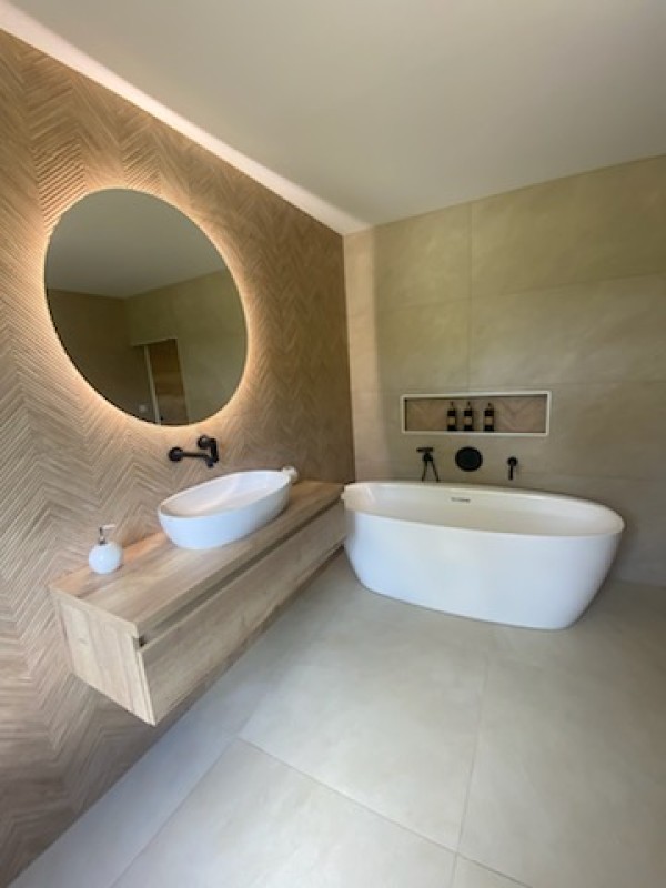 Elégante salle de bain avec baignoire îlot proche Yvetot