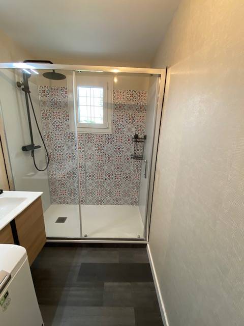 Rénovation d'une salle de bain avec douche en remplacement d'une baignoire à Malaunay 76
