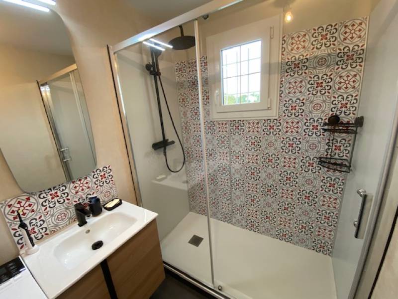 Rénovation d'une salle de bain avec douche en remplacement d'une baignoire à Malaunay 76