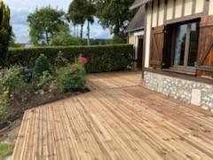 Faire poser une terrasse en bois par un professionnel proche de Barentin