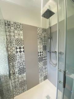 Panneaux muraux décoratifs dans la salle de bain de Barentin