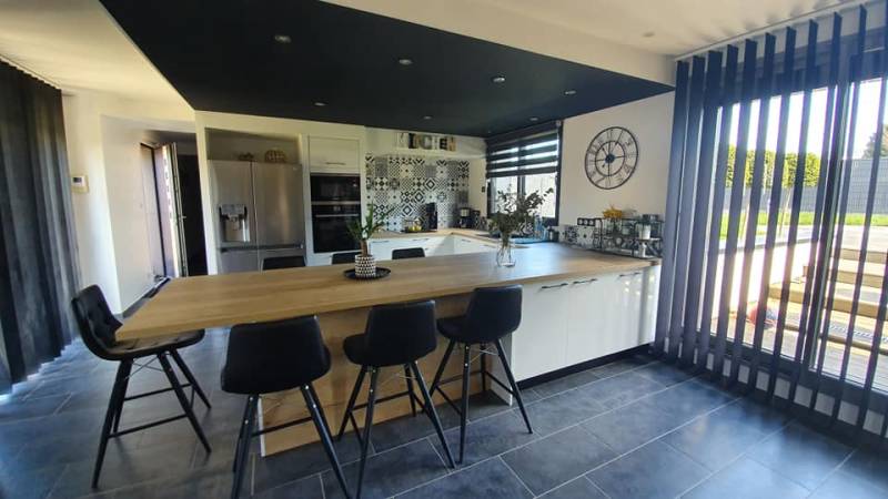 Pose d'une cuisine moderne avec table haute intégrée près de Barentin 76