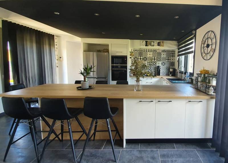 Pose d'une cuisine moderne avec table haute intégrée près de Barentin 76