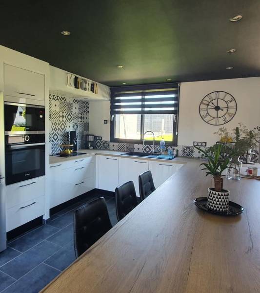 Pose d'une cuisine moderne avec table haute intégrée près de Barentin 76