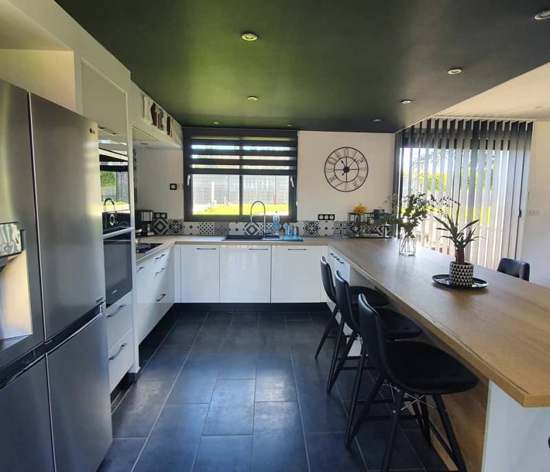 Pose d'une cuisine moderne avec table haute intégrée près de Barentin 76