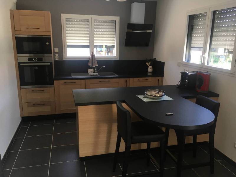 Pose d’une cuisine avec îlot central et table intégrée à Barentin 76