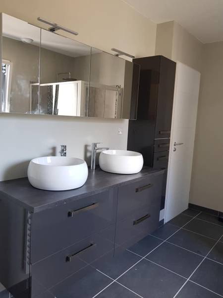 Pose de meubles de salle de bain anthracites à Saint Aubin 76