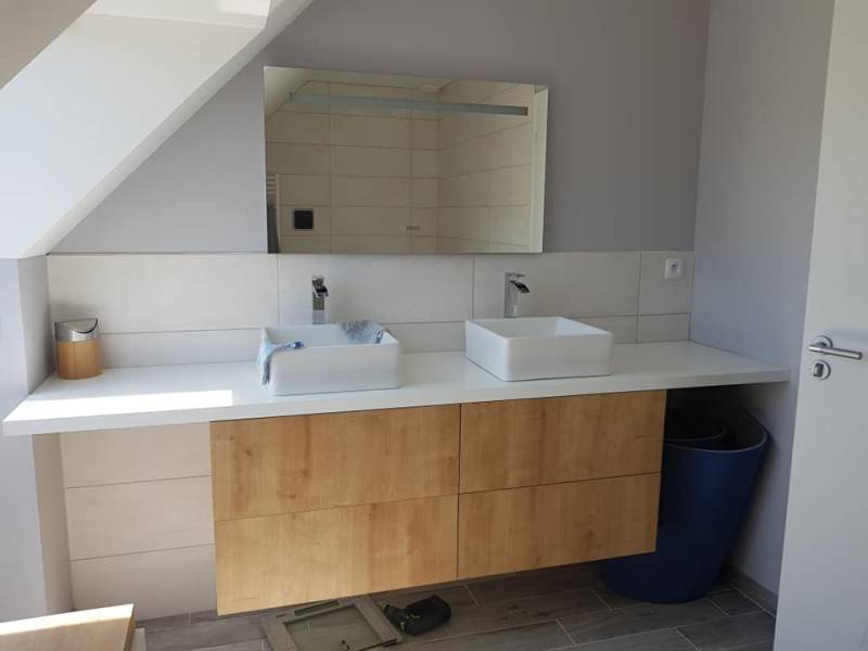 Pose d'une salle de bain avec des façades en chêne à Pavilly 76